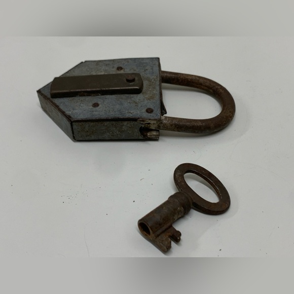 Vintage Angular Metal Heavy Duty Functional Padlock w/ Key - Picture 9 of 16